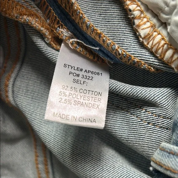 Vintage 70's look flare leg jean in a two tone wash and a high rise - Picture 5 of 5